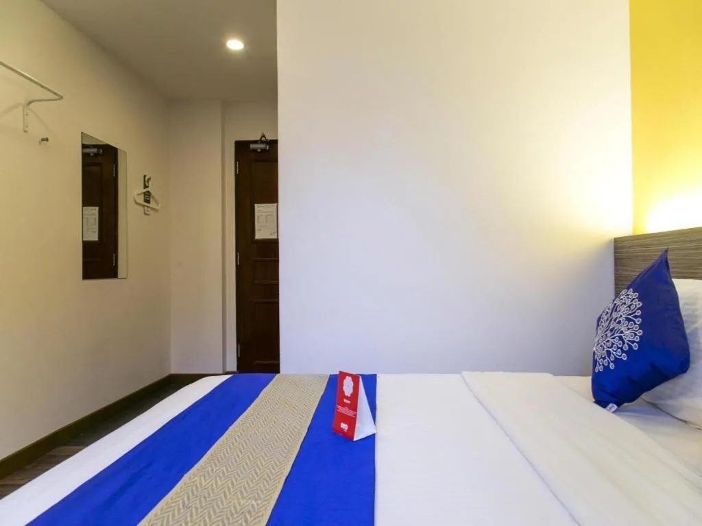 Bed in OYO 229 Parkland Hotel