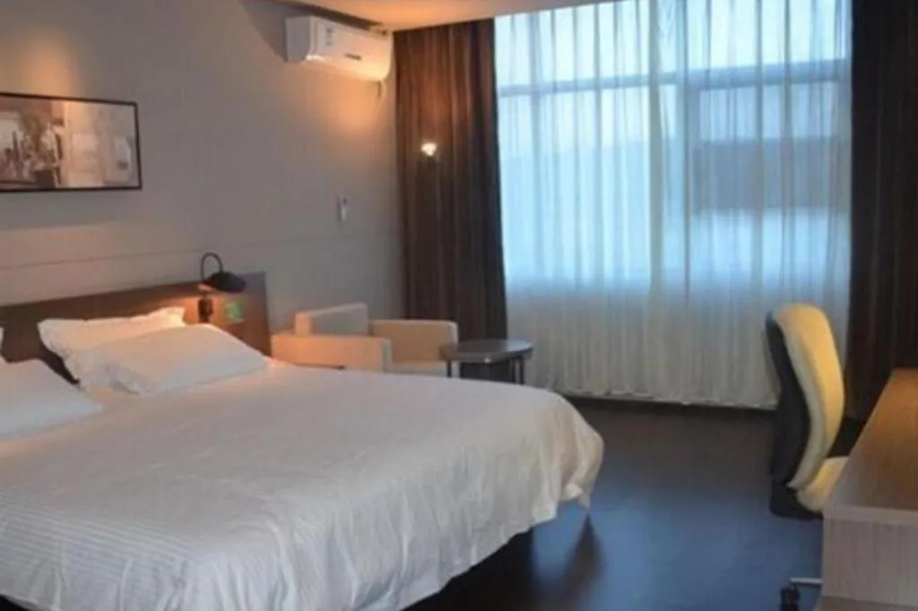 Bed in Jinjiang Inn select Hotel Kunming Economic Development Zone Kunming College