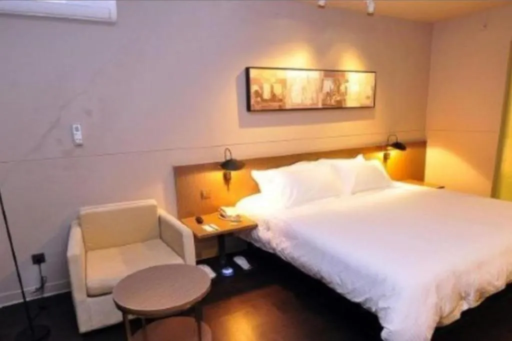 Bed in Jinjiang Inn select Hotel Kunming Economic Development Zone Kunming College