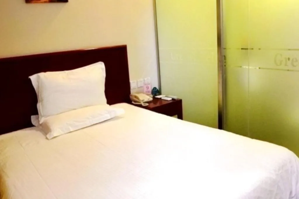 Bed in GreenTree Inn Qinhuangdao Peace Avenue Express Hotel