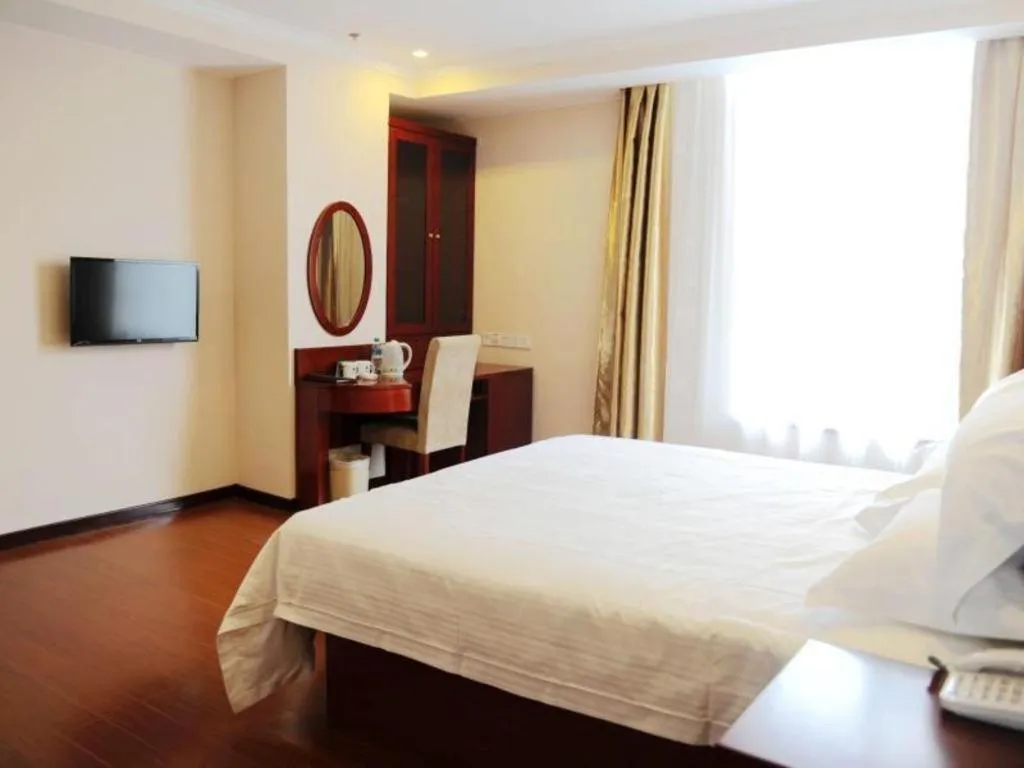 Bed in GreenTree Inn Qinhuangdao Peace Avenue Express Hotel