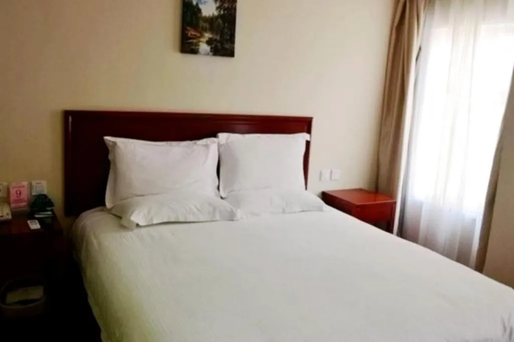 Bed in GreenTree Inn Qinhuangdao Peace Avenue Express Hotel