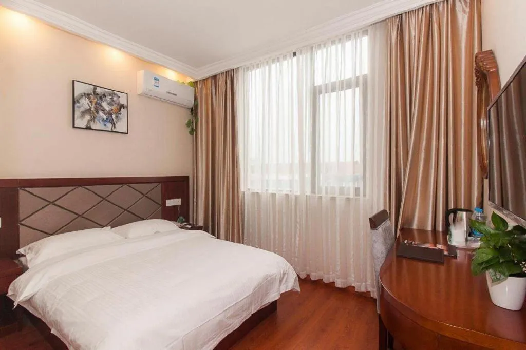 Bed in GreenTree Inn Wuxi Donggang Town Donghutang Shell Hotel