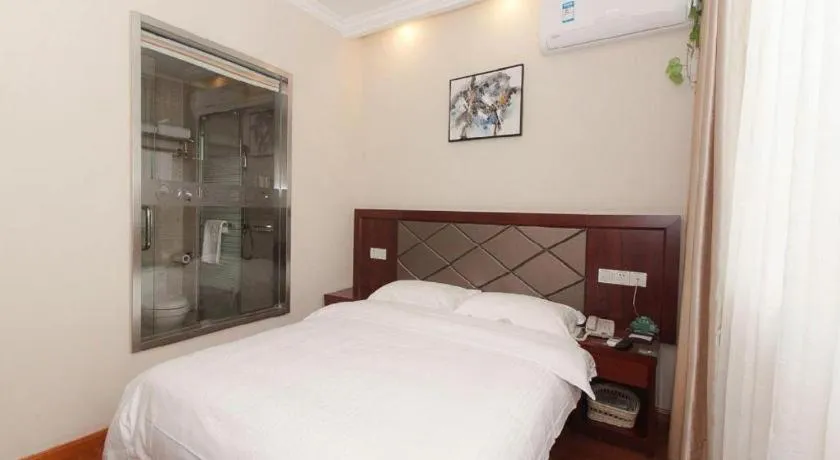 Bed in GreenTree Inn Wuxi Donggang Town Donghutang Shell Hotel