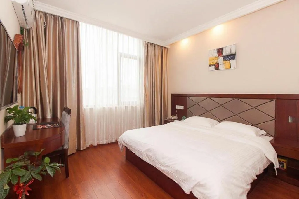 Bed in GreenTree Inn Wuxi Donggang Town Donghutang Shell Hotel