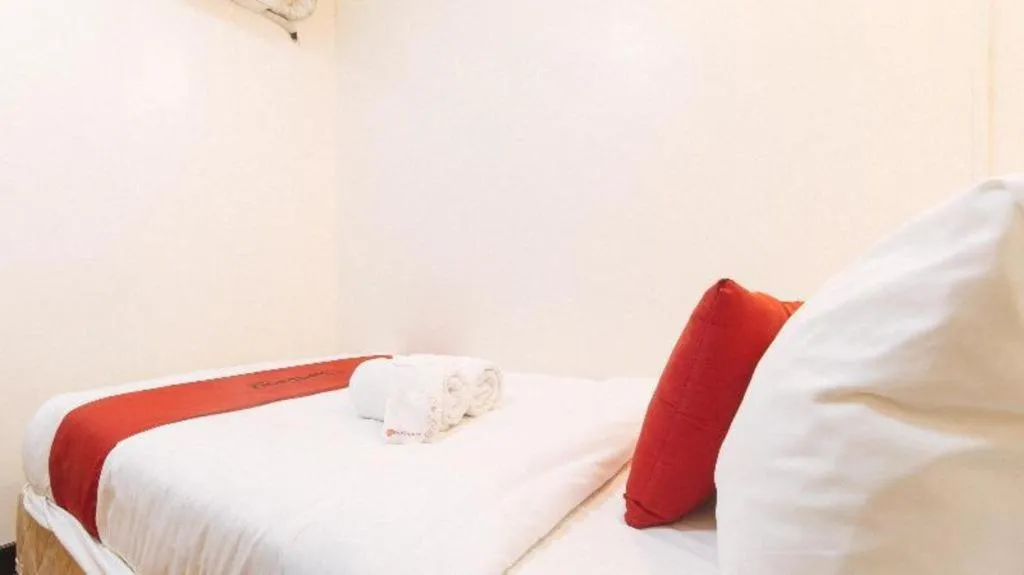 Bed in Greenbelt Makati - Vaccinated Staff