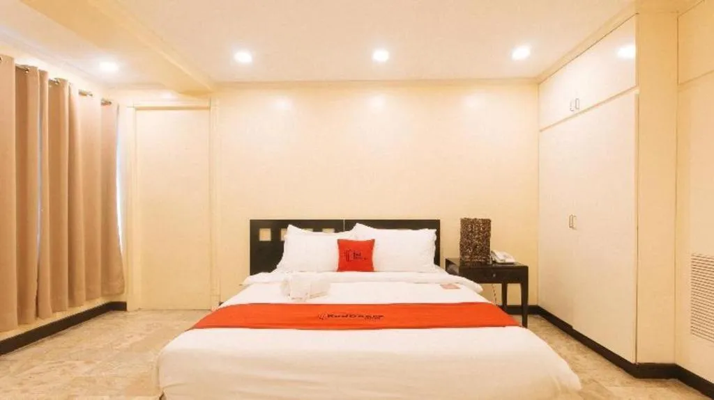 Bed in Greenbelt Makati - Vaccinated Staff