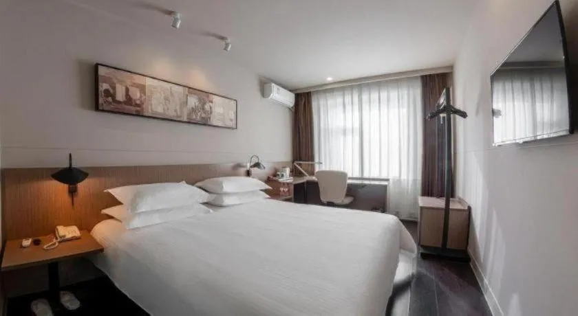 Bed in Jinjiang Inn Select Beijing Wukesong