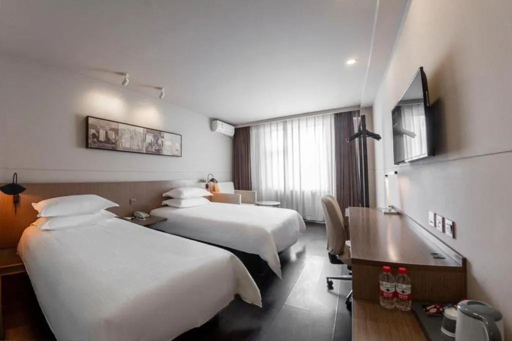 Bed in Jinjiang Inn Select Beijing Wukesong