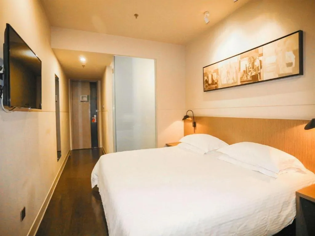 Bed in Jinjiang Inn Select Beijing Wukesong