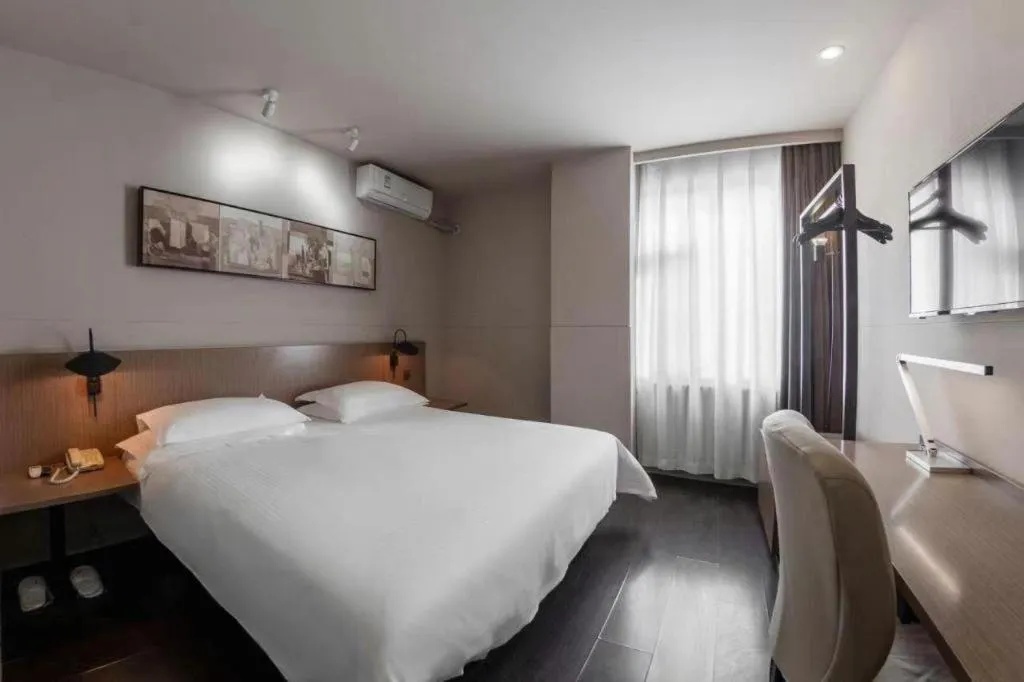 Bed in Jinjiang Inn Select Beijing Wukesong