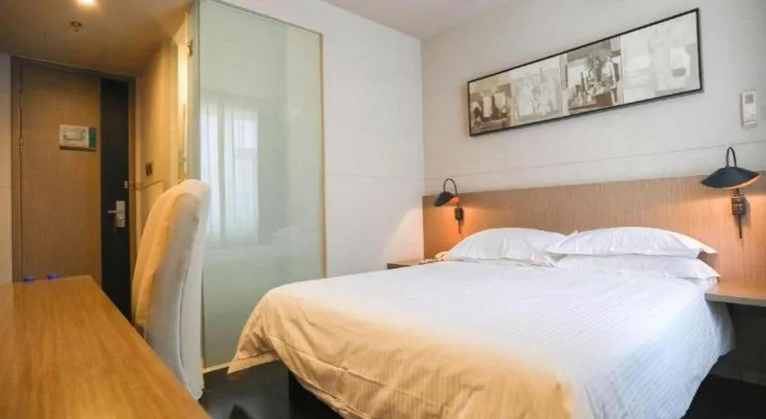 Bed in Jinjiang Inn Select Beijing Wukesong