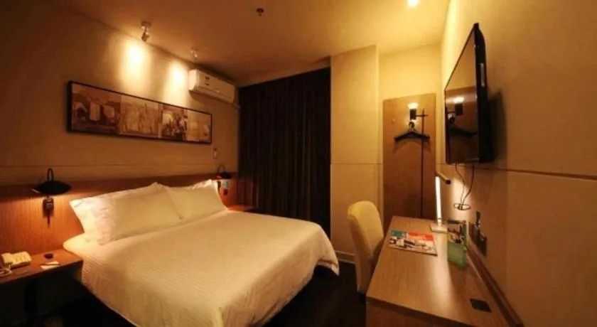 Bed in Jinjiang Inn Select Beijing Wukesong