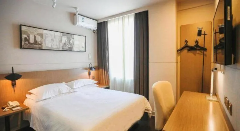 Bed in Jinjiang Inn Select Beijing Wukesong