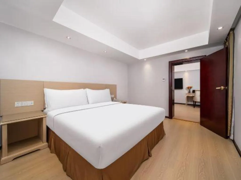 Bed in Vienna Hotel Shenzhen Pinghu Shuangyong Street Metro Station