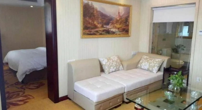 Bed in Vienna Hotel Shenzhen Pinghu Shuangyong Street Metro Station