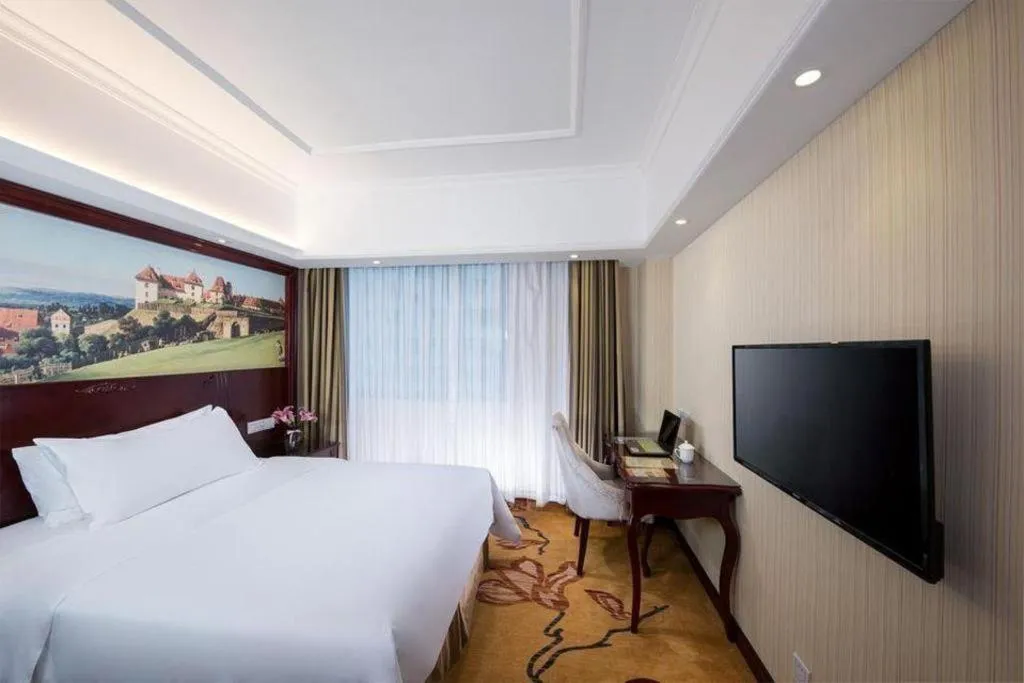 Bed in Vienna Hotel Shenzhen Pinghu Shuangyong Street Metro Station