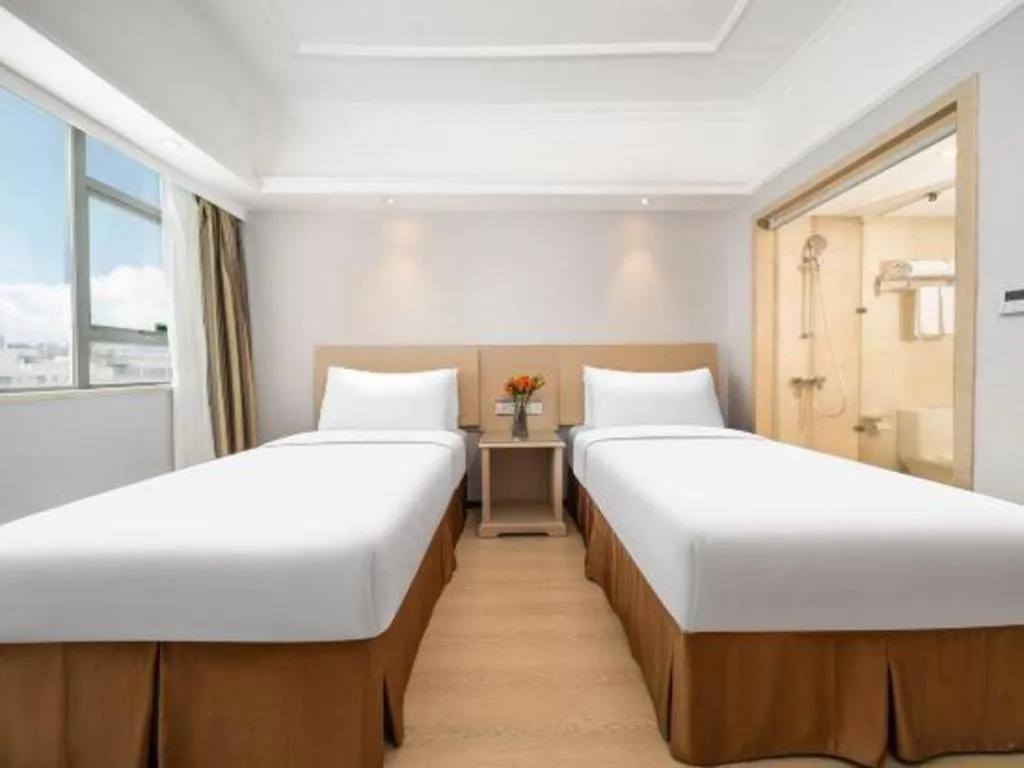 Bed in Vienna Hotel Shenzhen Pinghu Shuangyong Street Metro Station