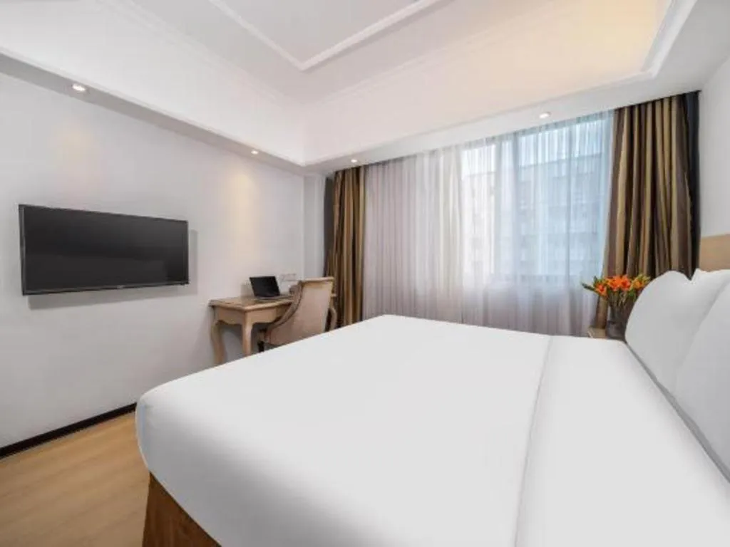 Bed in Vienna Hotel Shenzhen Pinghu Shuangyong Street Metro Station