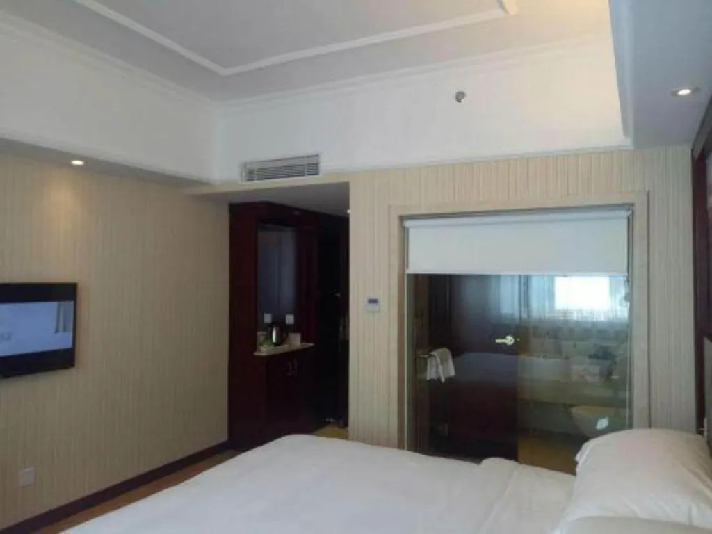 Bed in Vienna Hotel Shenzhen Pinghu Shuangyong Street Metro Station