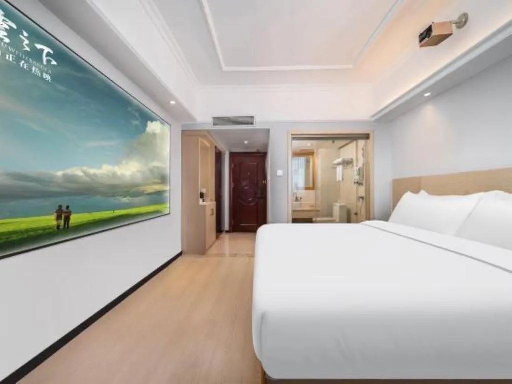 Bed in Vienna Hotel Shenzhen Pinghu Shuangyong Street Metro Station