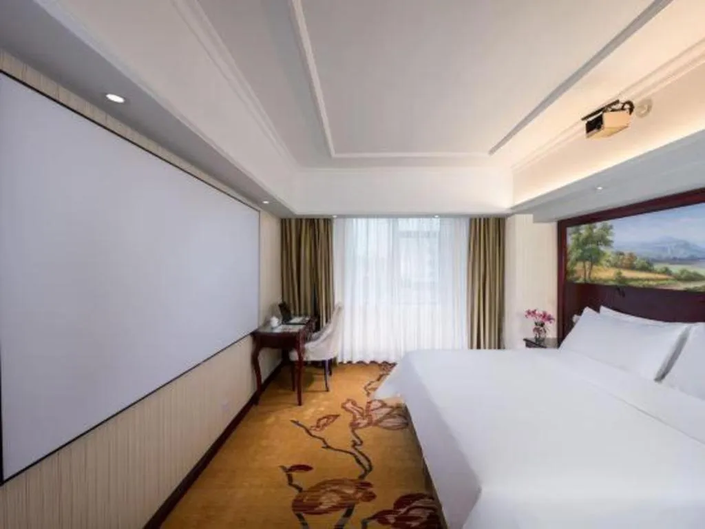 Bed in Vienna Hotel Shenzhen Pinghu Shuangyong Street Metro Station