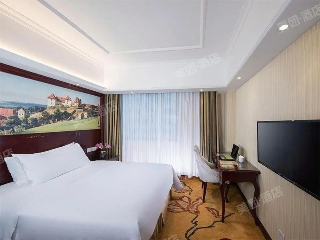 Bed in Vienna Hotel Shenzhen Pinghu Shuangyong Street Metro Station