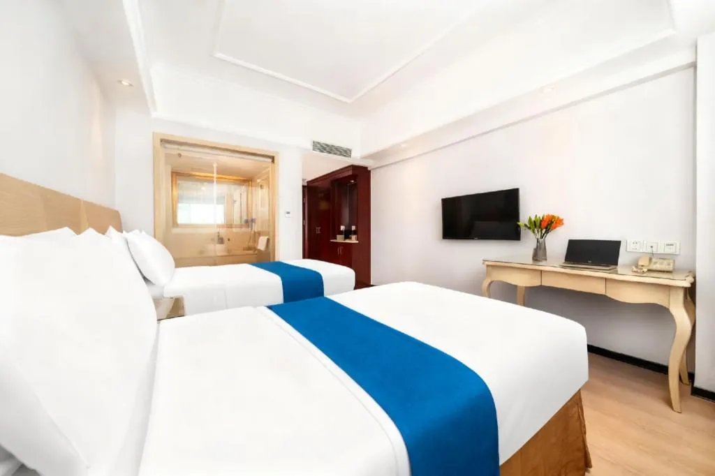 Bed in Vienna Hotel Shenzhen Pinghu Shuangyong Street Metro Station