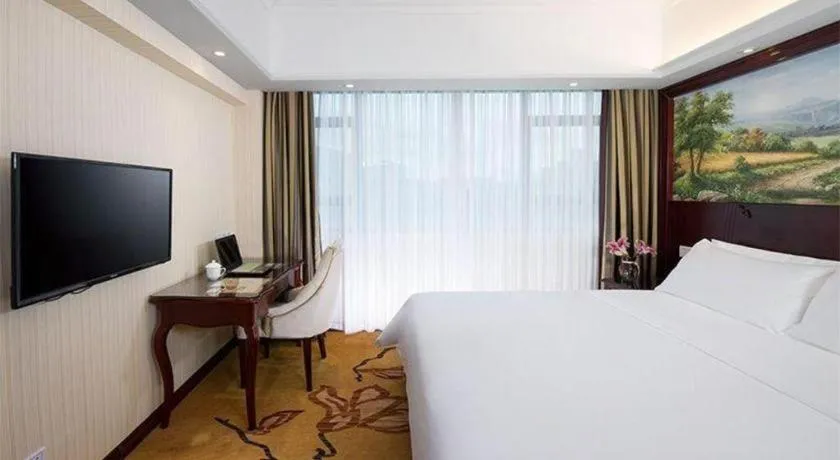 Bed in Vienna Hotel Shenzhen Pinghu Shuangyong Street Metro Station
