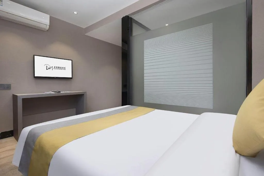 Bed in Vienna Hotel Shenzhen Pinghu Shuangyong Street Metro Station