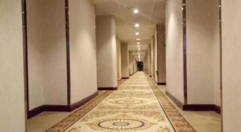 Vienna Hotel Shenzhen Pinghu Shuangyong Street Metro Station