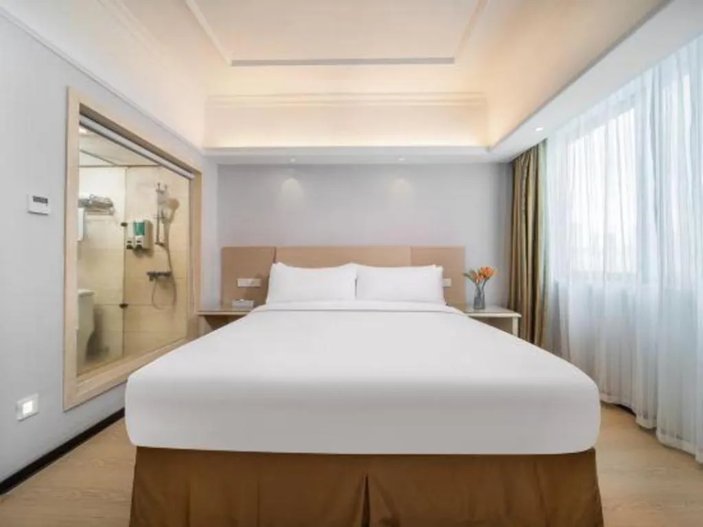 Bed in Vienna Hotel Shenzhen Pinghu Shuangyong Street Metro Station