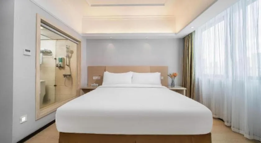 Bed in Vienna Hotel Shenzhen Pinghu Shuangyong Street Metro Station