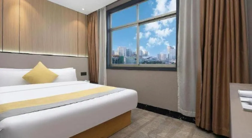 Bed in Vienna Hotel Shenzhen Pinghu Shuangyong Street Metro Station