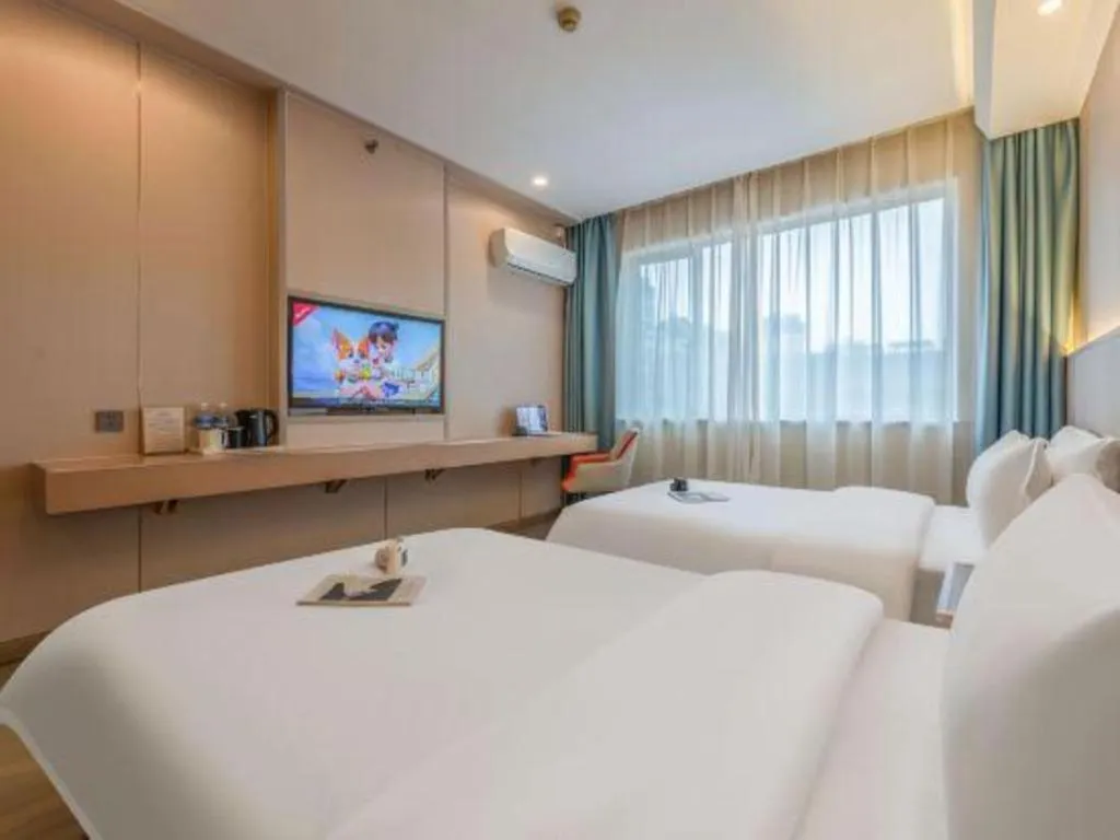 Bed in Vienna Hotel Shenzhen Pinghu Shuangyong Street Metro Station