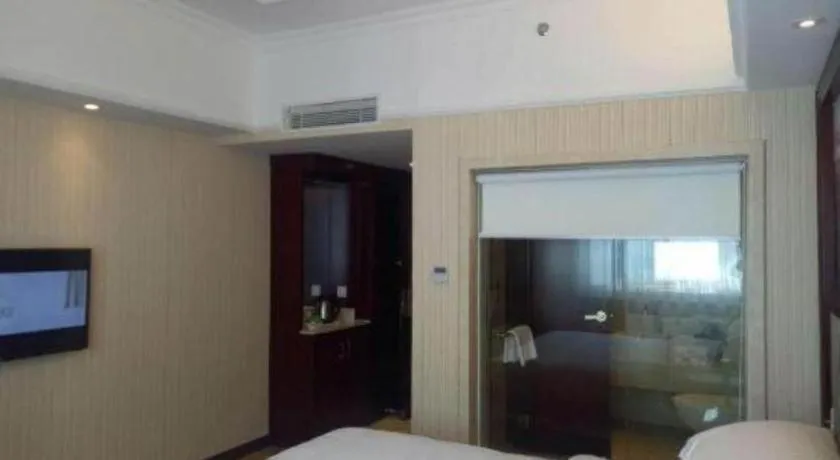 Bed in Vienna Hotel Shenzhen Pinghu Shuangyong Street Metro Station