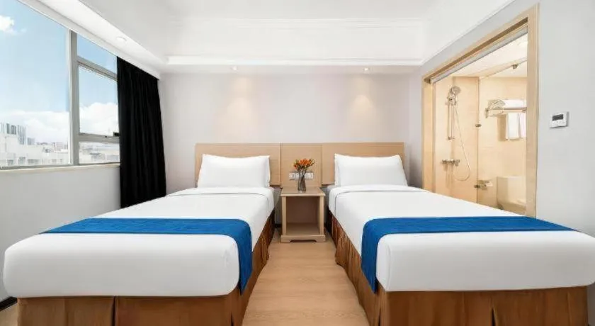 Bed in Vienna Hotel Shenzhen Pinghu Shuangyong Street Metro Station