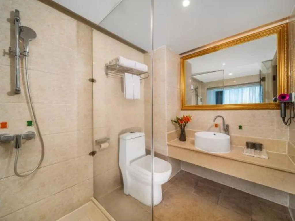 Vienna Hotel Shenzhen Pinghu Shuangyong Street Metro Station