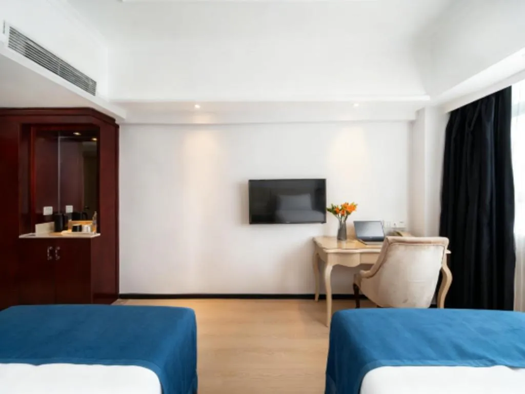 Bed in Vienna Hotel Shenzhen Pinghu Shuangyong Street Metro Station