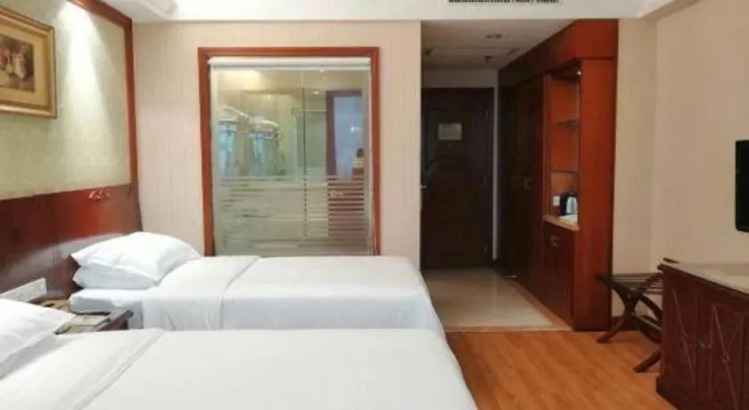 Bed in Vienna Hotel Shenzhen Pinghu Shuangyong Street Metro Station