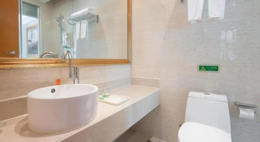 Vienna Hotel Shenzhen Pinghu Shuangyong Street Metro Station