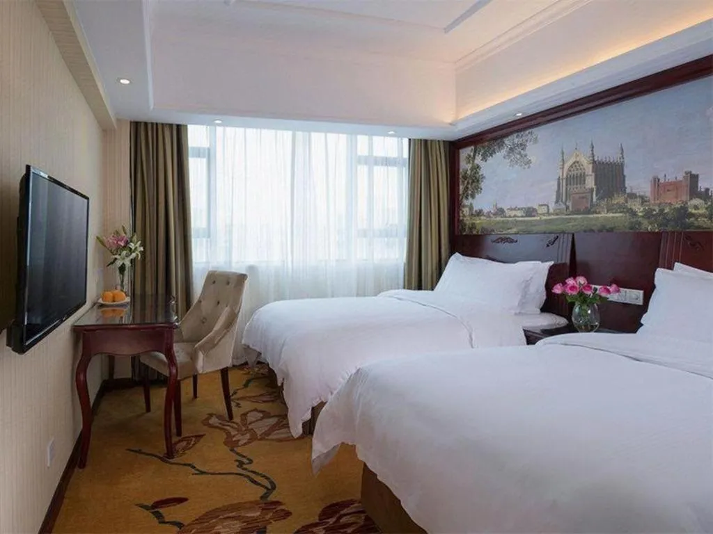 Bed in Vienna Hotel Shenzhen Pinghu Shuangyong Street Metro Station