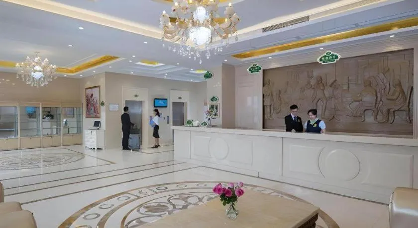 Vienna Hotel Shenzhen Pinghu Shuangyong Street Metro Station