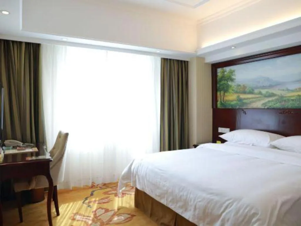 Bed in Vienna Hotel Shenzhen Pinghu Shuangyong Street Metro Station