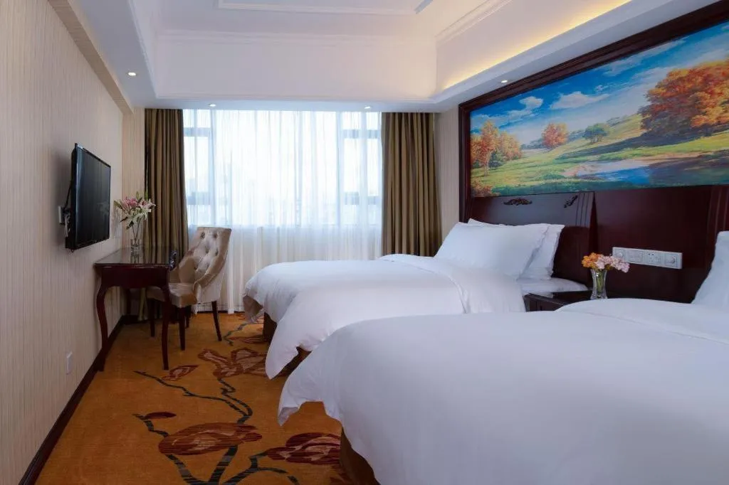 Bed in Vienna Hotel Shenzhen Pinghu Shuangyong Street Metro Station