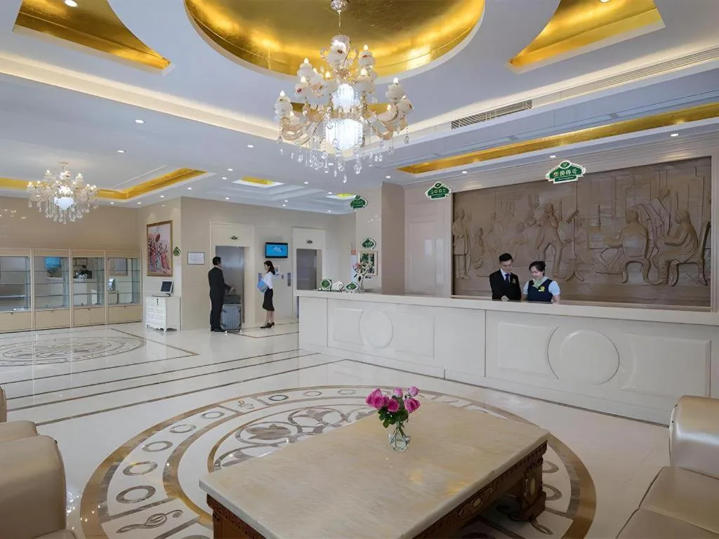 Vienna Hotel Shenzhen Pinghu Shuangyong Street Metro Station