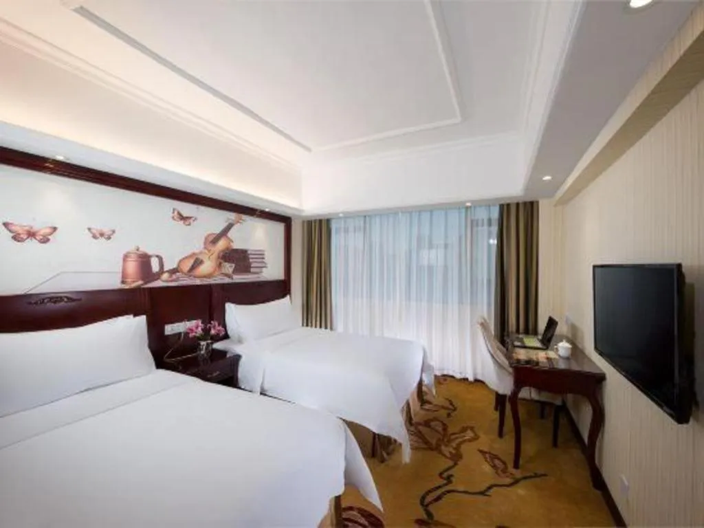 Bed in Vienna Hotel Shenzhen Pinghu Shuangyong Street Metro Station