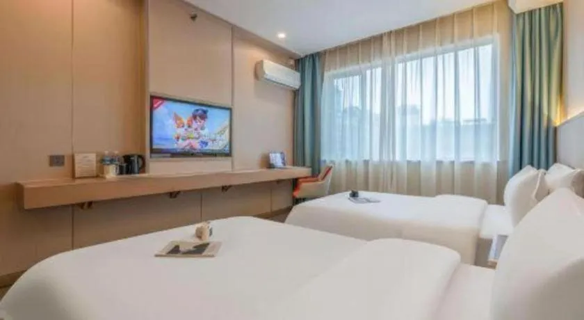Bed in Vienna Hotel Shenzhen Pinghu Shuangyong Street Metro Station