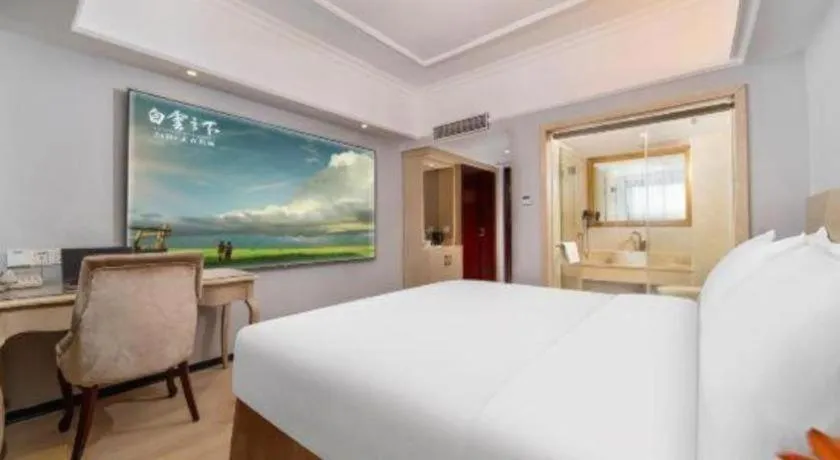 Bed in Vienna Hotel Shenzhen Pinghu Shuangyong Street Metro Station