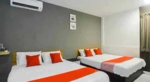 Super OYO 89465 Golden Lounge